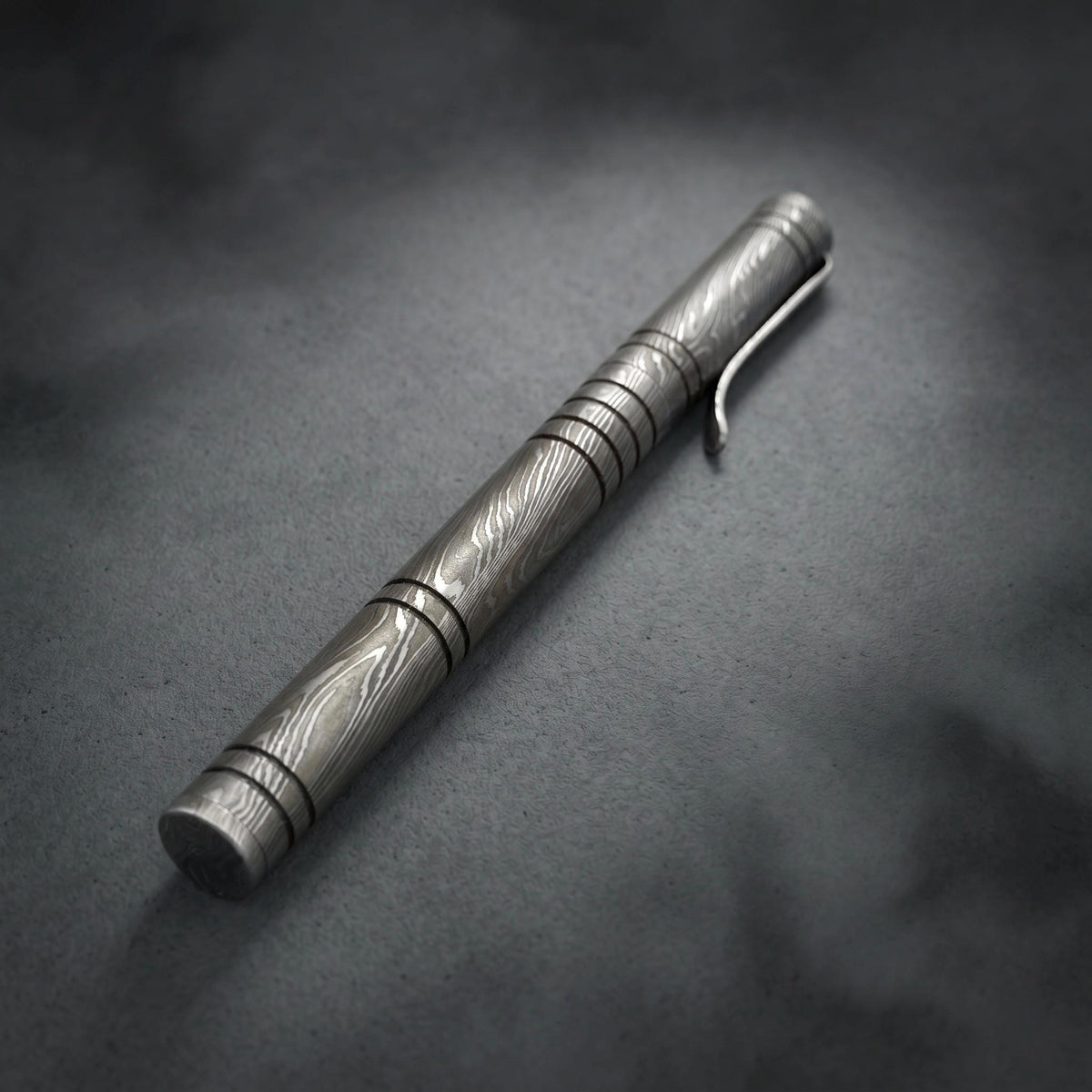 Damascus Steel Ballpoint Pen with Leather Holder — Grooved Grip