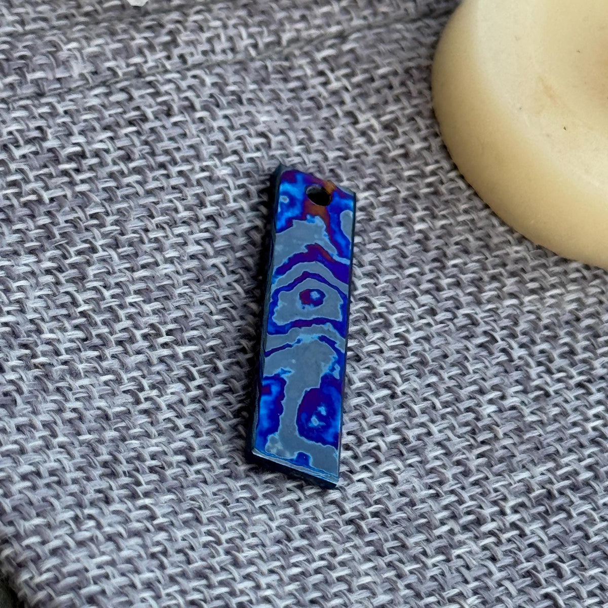 Timascus Titanium Dogtag Pendant, 40 mm — Zirconium