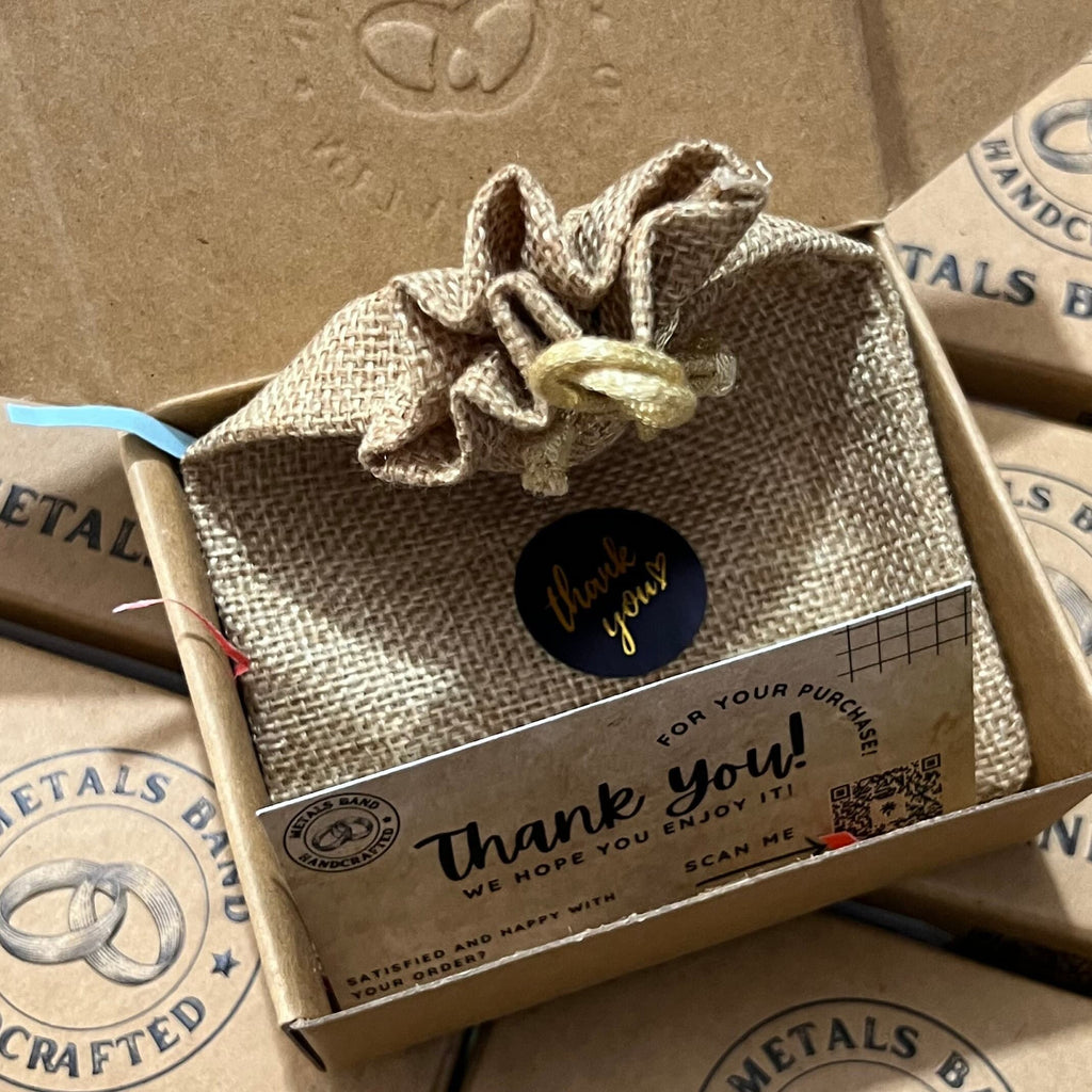 Gift packaging: a jute pouch and a thank-you card in a kraft box